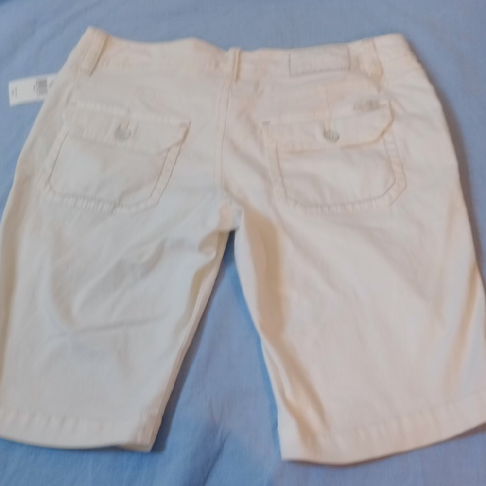UNIONBAY White Bermuda Shorts Classic Summer Style, Size 9 - Picture 10 of 12